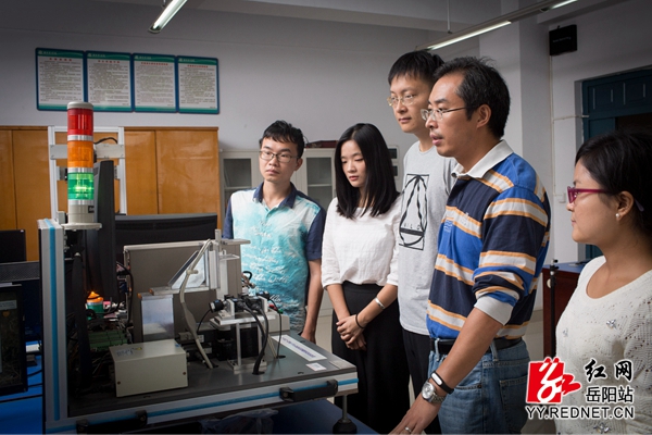 湖南理工学院青年博士吴健辉（右二）给学生授课